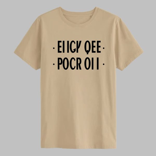 Produktbild på beige t-shirt med svart text: "EIIGY QEE POCR OII"