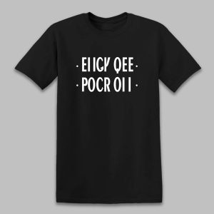 Produktbild på svart t-shirt med vit text: "EIIGY QEE POCR OII"