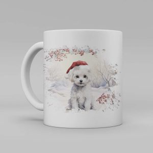 Vit keramikmugg med illustration av en hund med en tomteluva. Hunden är av rasen Bichon Frise