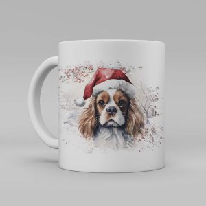 Vit keramikmugg med illustration av en hund med en tomteluva. Hunden är av rasen Cavalier King Charles