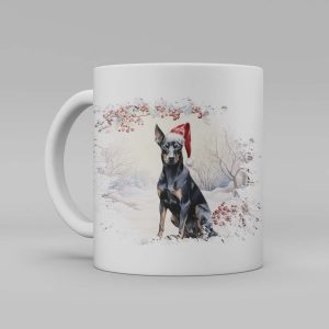 Foto av en vit keramikmugg med illustration av en hund med en tomteluva. Hunden är av rasen German Pinscher