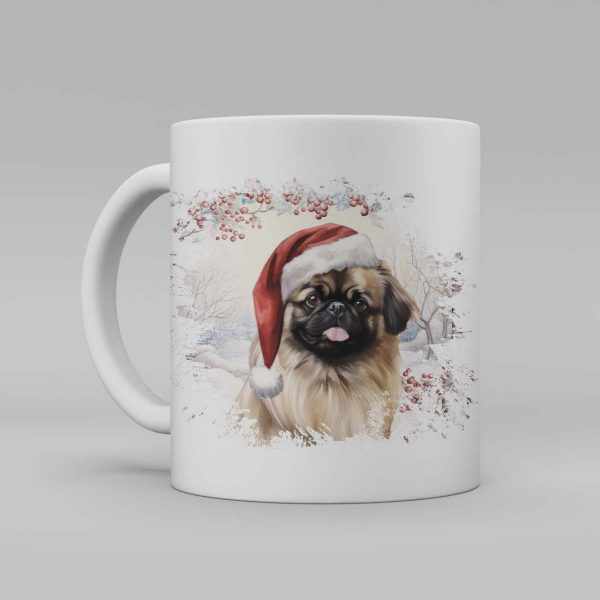 Foto av en vit keramikmugg med illustration av en hund med en tomteluva. Hunden är av rasen Pekingese