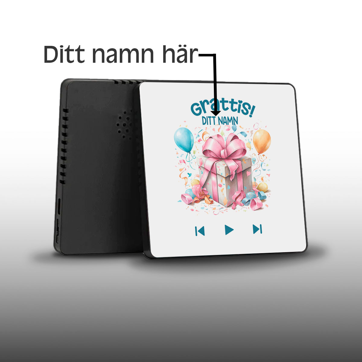 foto på en kvadratisk spelbar kylskåpsmagnet. På magnet ses en bild av present och ballonger ovanför ordet "Grattis". Bakgrunden är vit och längs ner finns de klassiska spelmarkörerna för att starta och stoppa musiken. ovanför spelaren text: "Ditt namn här"