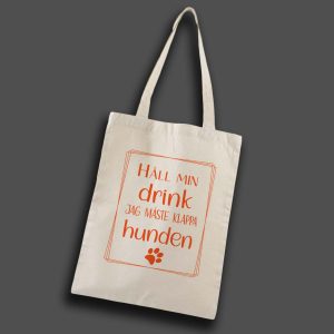 naturvit tygkasse med orange text: "håll min drink jag måste klappa hunden"