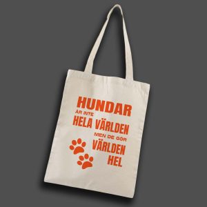 naturvit tygkasse med orange text: "hundar är inte hela världen men de gör världen hel"