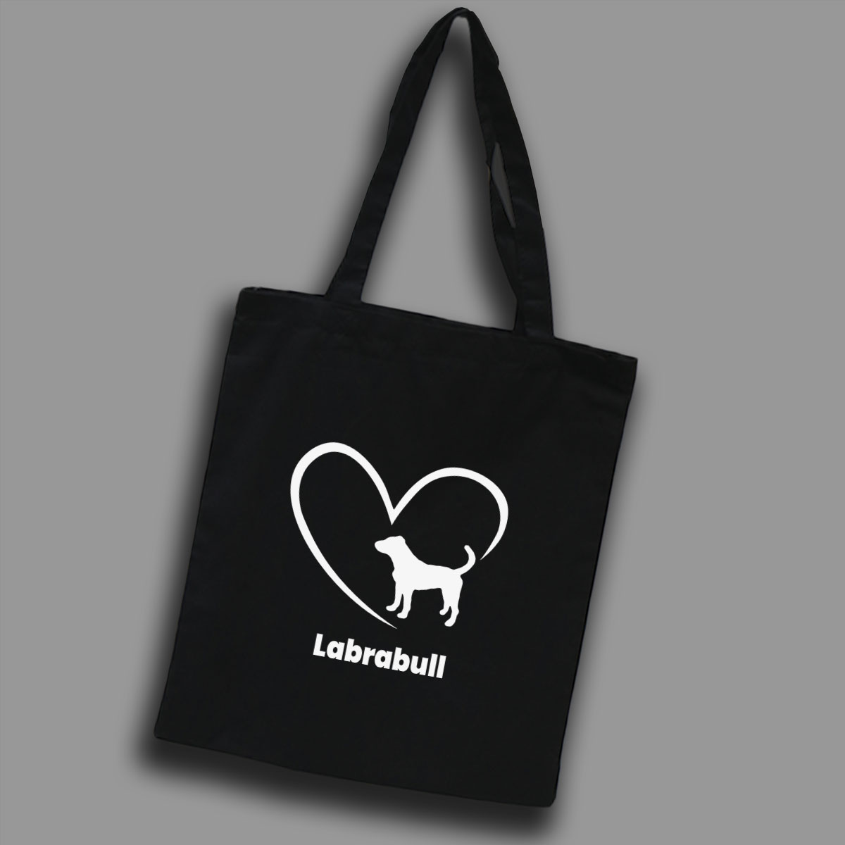 foto på tygkasse med konturer av ett hjärta, del av hjärtat har silhuett av en hund. Under hjärtat står texten: "labrabull"