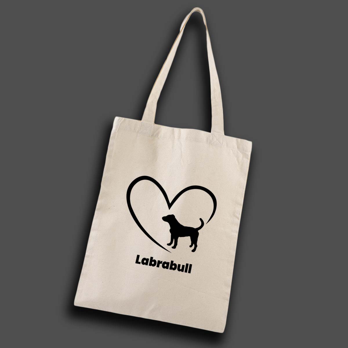 foto på tygkasse med konturer av ett hjärta, del av hjärtat har silhuett av en hund. Under hjärtat står texten: "labrabull"