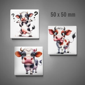 Tre fyrkantiga magneter med ko-motiv, 50 x 50 mm.