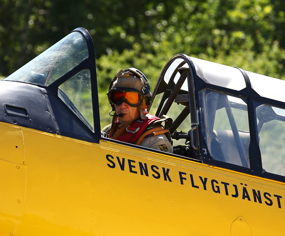 Kjell Nordström i Sk 16 Harvard, här passande nog i Svensk Flygtjänst-märkning. Foto: Gunnar Åkerberg.