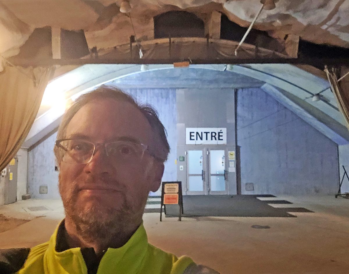 Lars. A Hansson utanför "Nya berget" F 9 Säve. Foto: Lars A. Hansson