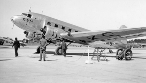 Nederländska KLM hade det modernaste trafikflygplanen på Bromma 1936: Douglas DC-2 tillverkat i metall. Här illustrerat av exemplaret PH-AKS Sperwer (”Sparvhöken”). Nedan: Douglas DC-3 innebar den dittills största revolutionen inom transportflyget. Svenska ABA fick sin första DC-3, SE-BAA Örnen (fågelnamn på flygplan var populärt!), sommaren 1937. KLM hann något före med DC-3 på Bromma. Foto: i Svensk Flyghistorisk Förenings arkiv