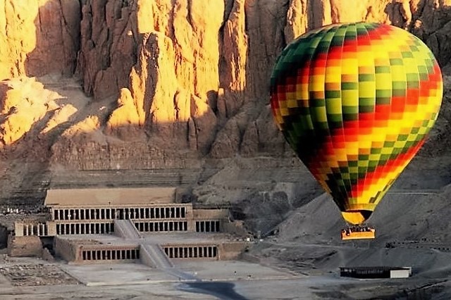 Ballonflyvning ved Hatshepsut dronninge tempel Luxor