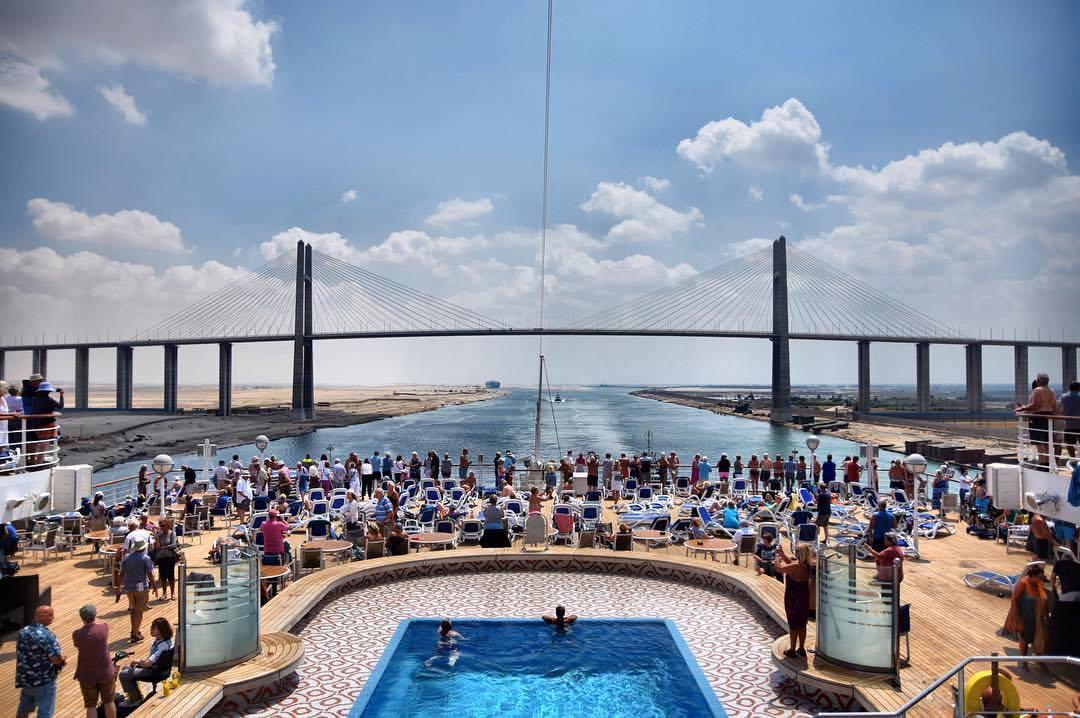  Al Salam broen, eller Fred Broen, er en vejbro krydser Suez-kanalen på El Qantra
