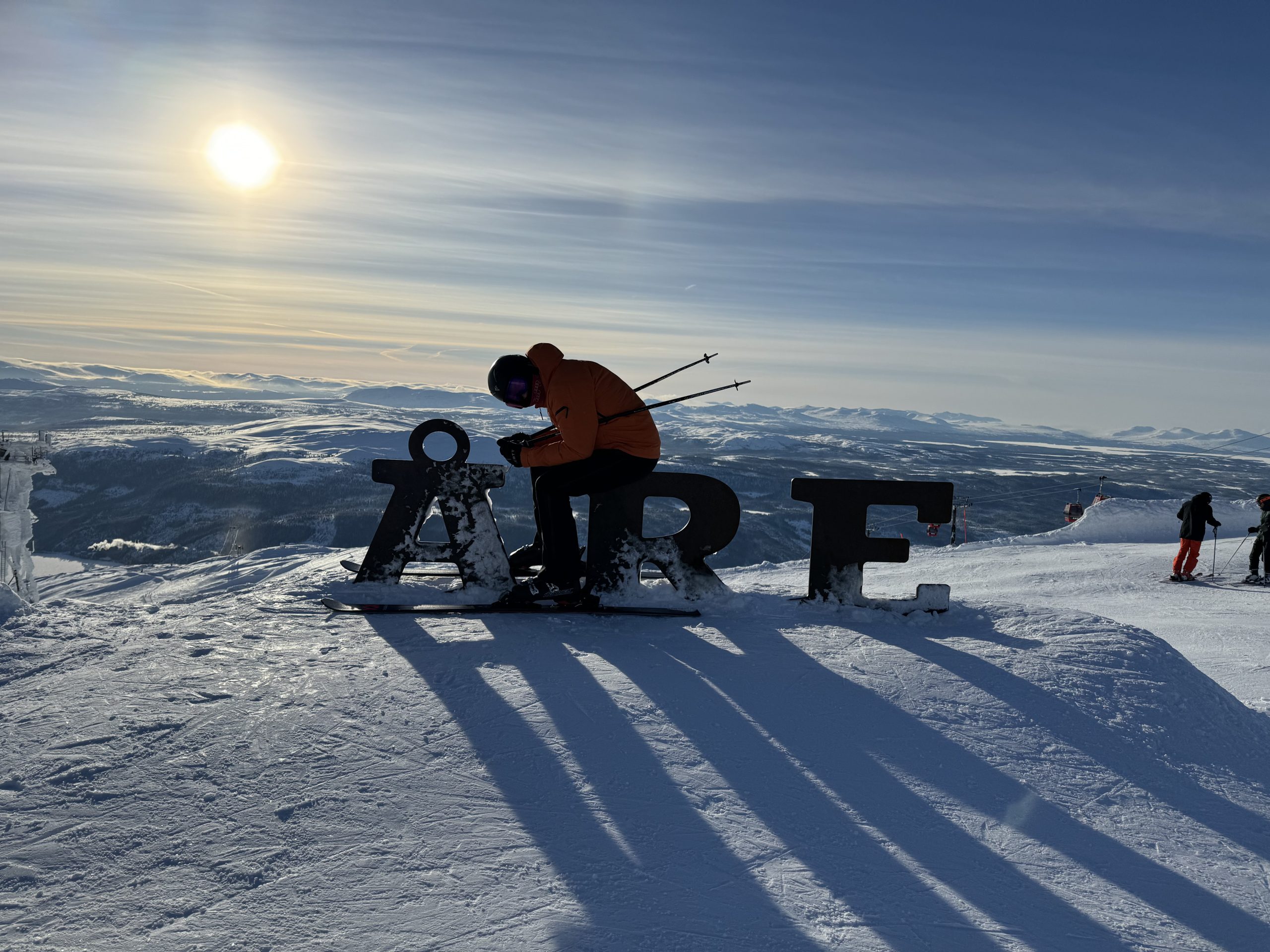 Viktor på Åre-skiltet