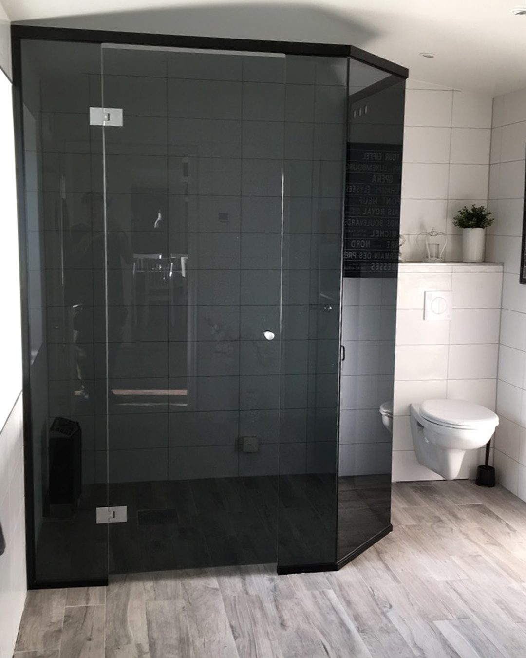 Glass door shower with tinted glass