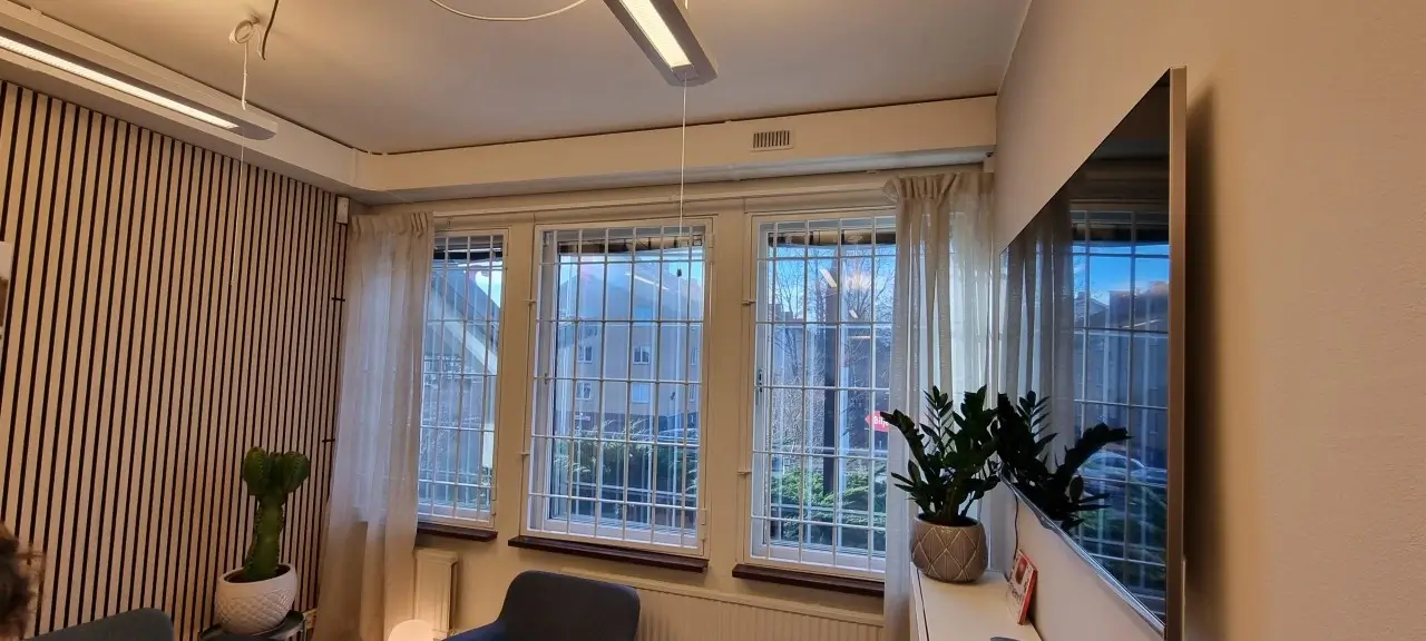 Fönstergaller på fönster i ett vardagsrum