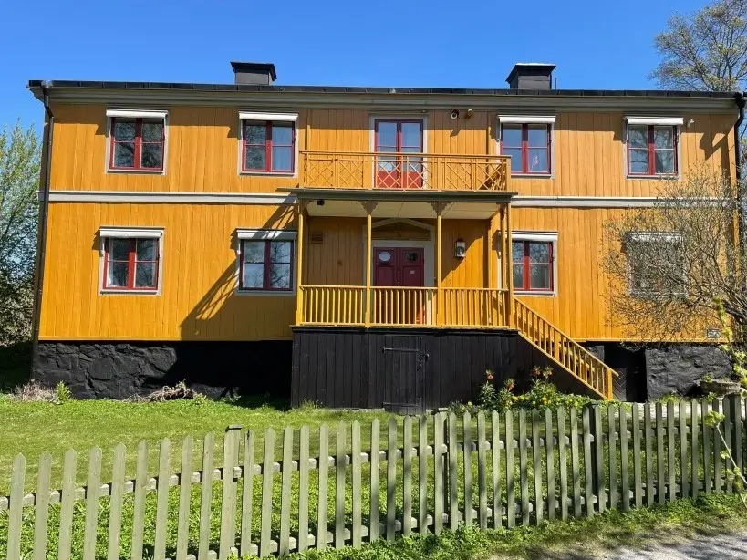 Fönstermarkiser i Stockholm på vackert orange hus