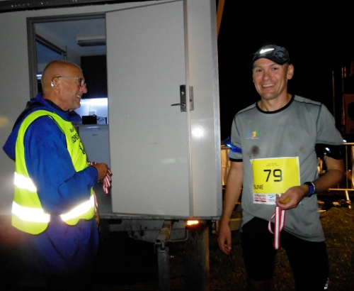 Færdig og med en medalje i hånden.