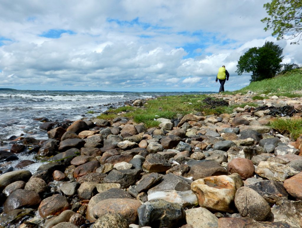 En vandre på en strand med mange sten