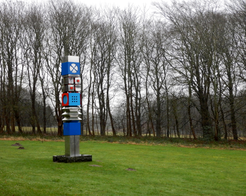 skulptur foran række af træer