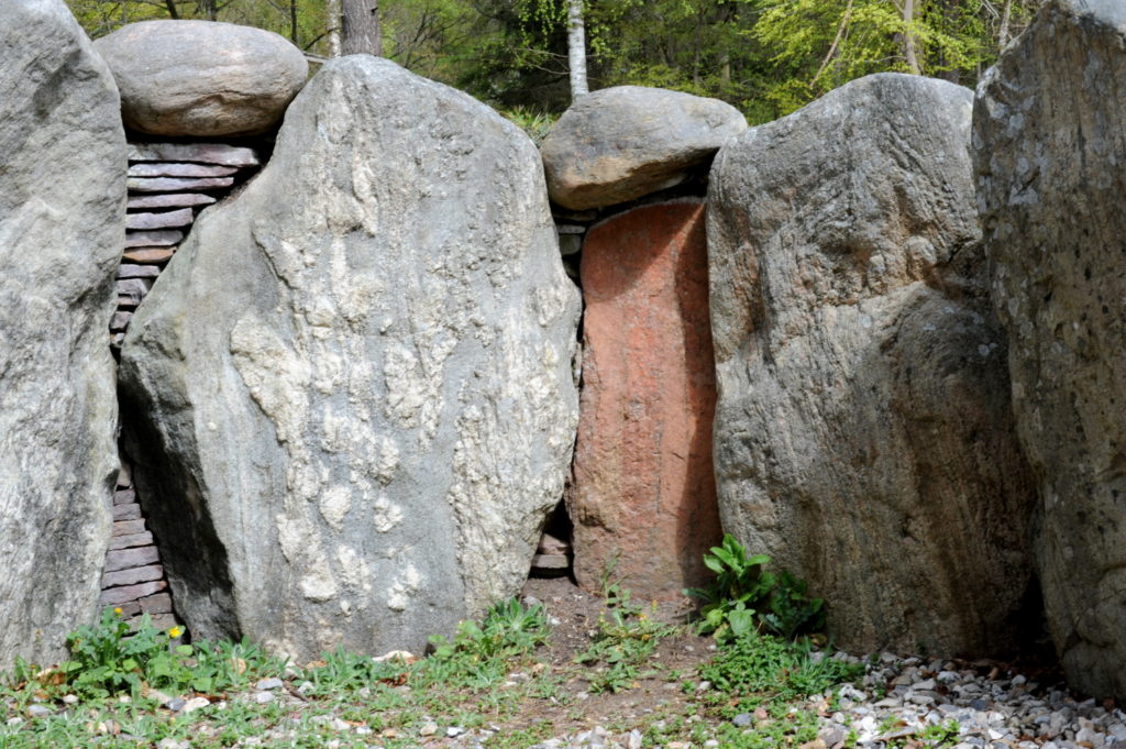 Stenvæg i gravkammer