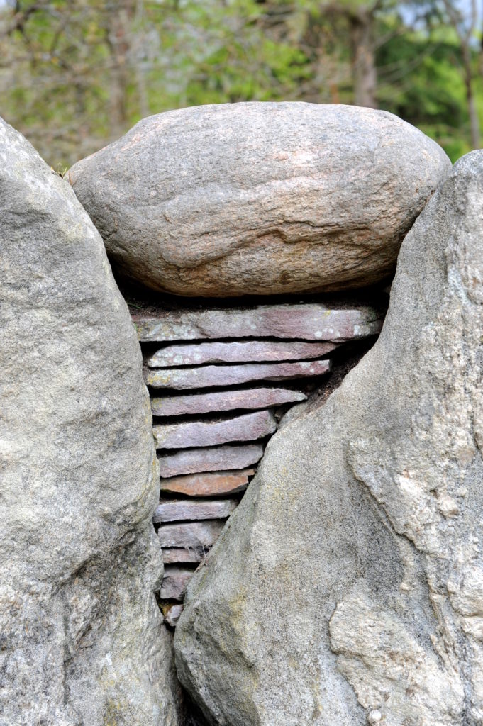 Stenvæg i gravkammer