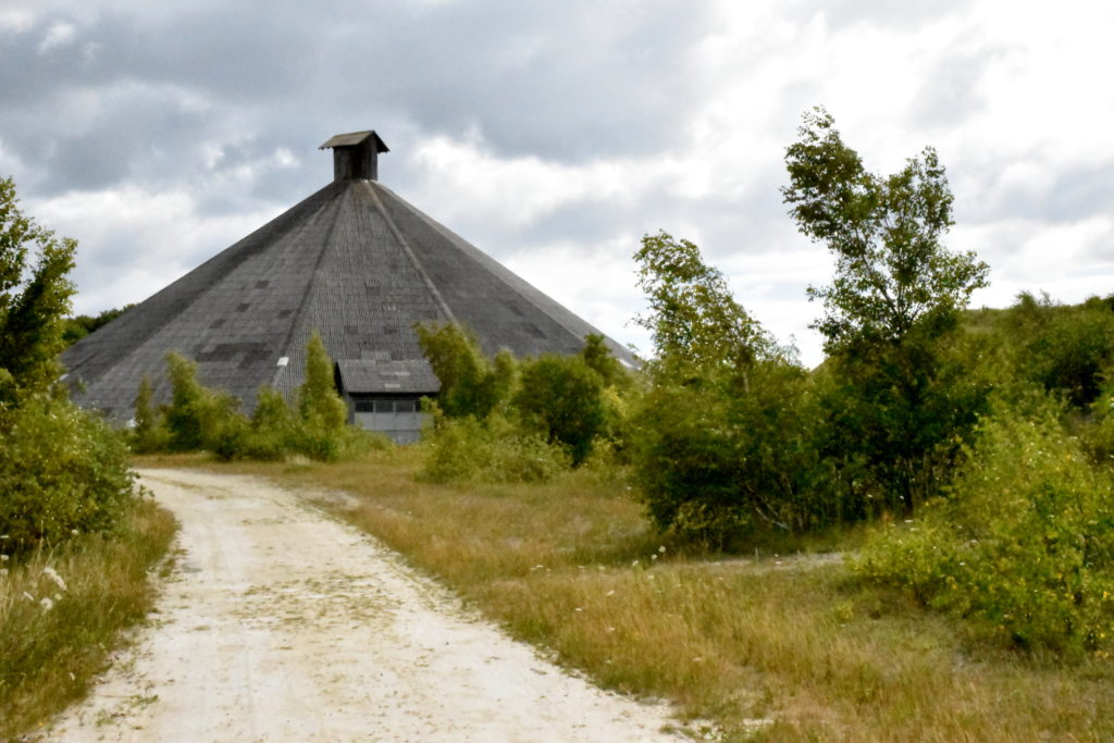 Pyramideformet bygning set ude fra