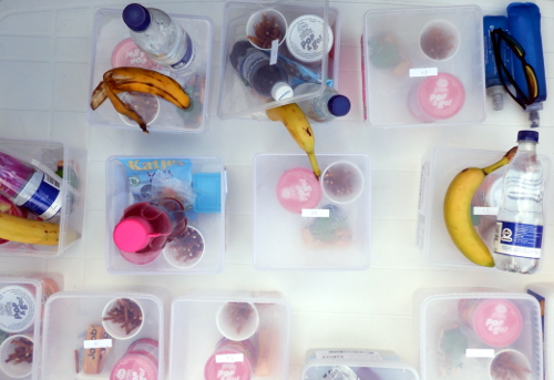 Plasticbokse med væske og slik/banan