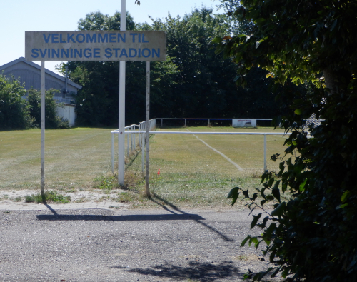 Skilt med teksten "Velkommen til Svinninge Stadion"