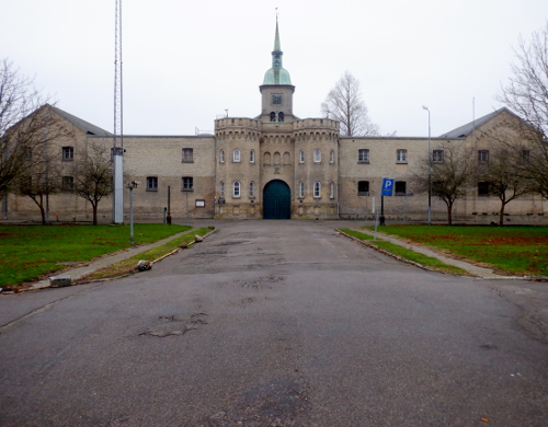 Hovedindgang til fængslet med tårn i baggrunden