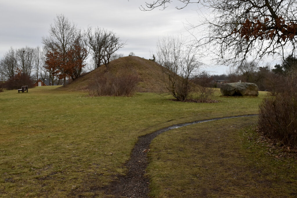 Rundhøj i bypark.