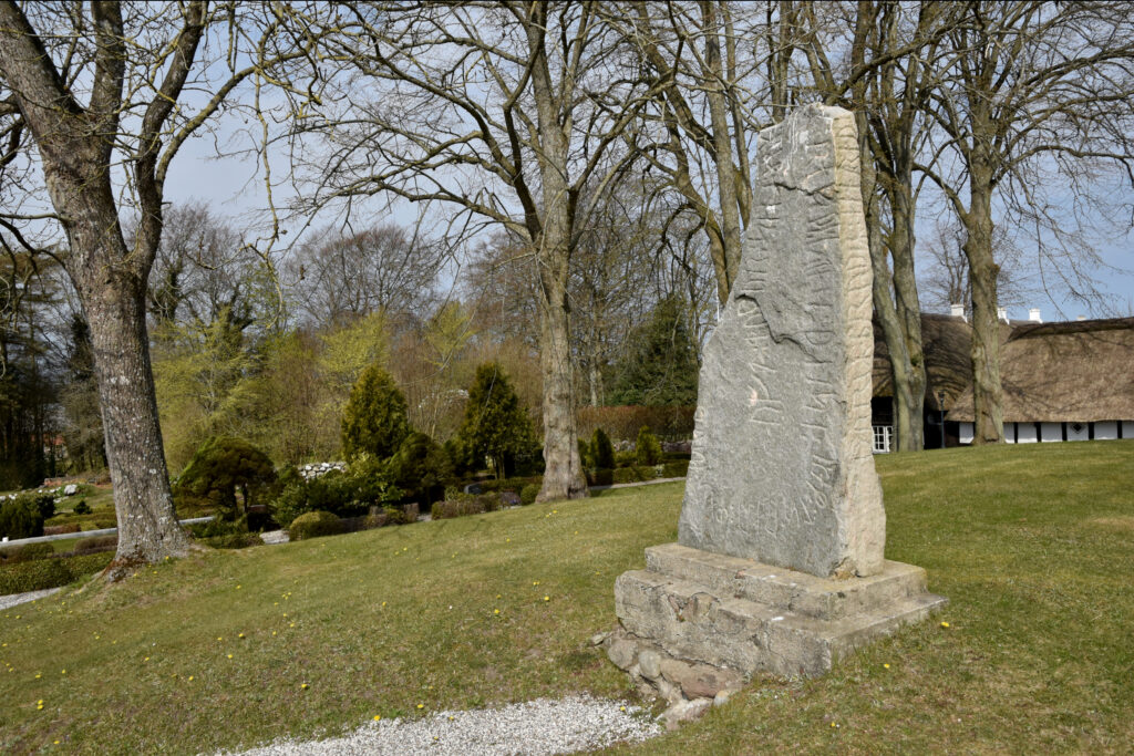 Runesten foran stråtægt gård