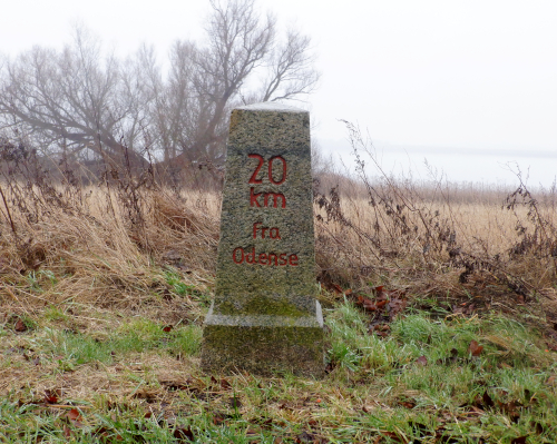 Kilometersten med teksten: "20 km fra Odense"