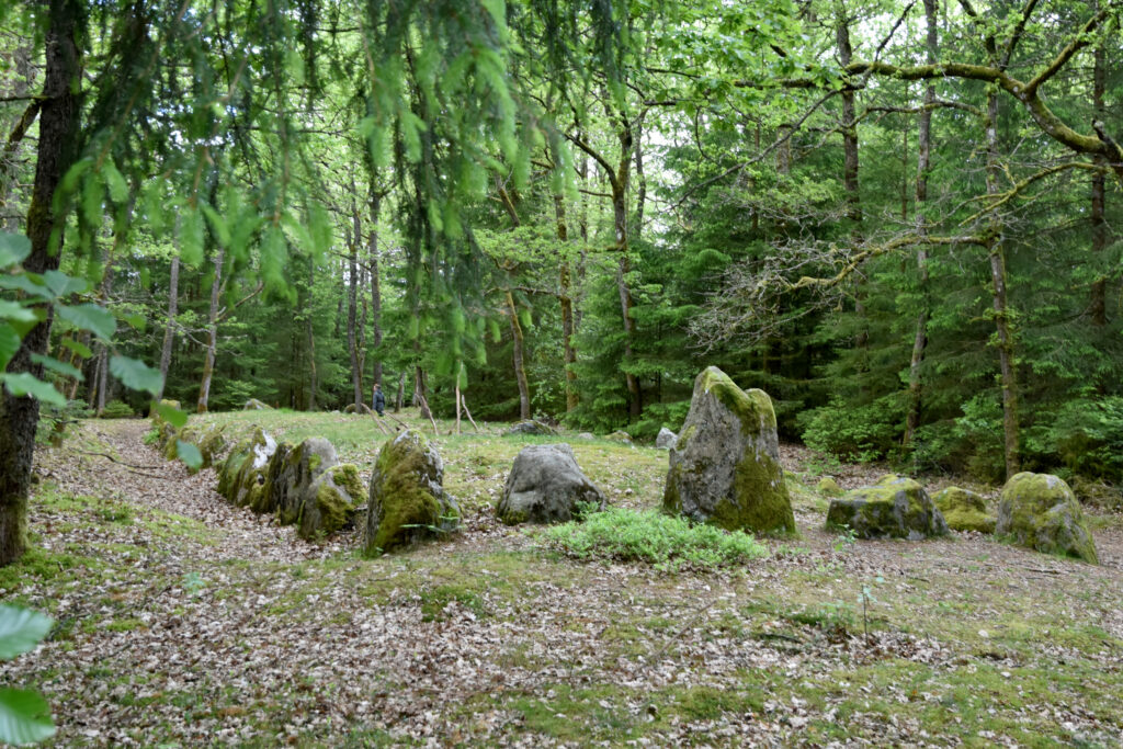 Langhøj med randsten.