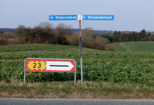 Vejskilte: Stakrodevej / Smedskærlund. 