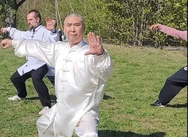 Meister Shi Yong Dao läuft im Stadt-Park in Berlin-Wilmersdorf eine anspruchsvolle Tai-Chi-Form mit Schülern.