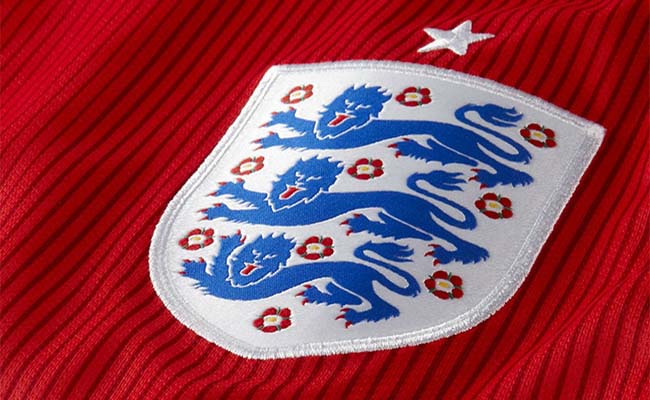 england-badge-red-shirt-newcastle-united-nufc-650x400