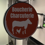 Caisson Lumineux Double Face Boucherie ref 01 Besoin d'un caisson lumineux extérieure pour votre commerce Optez pour notre Caisson Lumineux Double Face Boucherie ref 01 Animé par un clignotement attractif, ce caisson lumineux double face est parfait pour attirer les clients dans votre boucherie. Profitez d'une livraison rapide en seulement 3 à 7 jours ouvrables. Boostez votre visibilité et augmentez le trafic vers votre commerce dès maintenant ! Cette enseigne lumineuse double face extérieure possédant une option clignotante pour attirer le regard sur votre commerce Sa conception de haute qualité en aluminium et en plexiglas diffusant fait que cette enseigne durera dans le temps La société Shop enseigne production située à Marseille fabrique et commercialise tout type d'enseignes lumineuses pour tous types de commerces Soyez Vu À 180° Éclairer Votre Devanture Augmentez votre visibilité et attirez de nouveaux clients grâce à ce Caisson Lumineux Double Face Boucherie ref 01 Commandez dès maintenant et donnez une nouvelle dimension à votre entreprise soyez vu et attirez d'avantage de client dans votre boucherie diamètre enseigne : 600mm éclairage : modules led 12v faces caisson : en plexiglas diffusant votre marquage : en adhésifs autocollants Option : clignotant très légère et facile a poser livrer avec : notice de pose, visserie, et chevilles Livraison 3 à 7 jours ouvrable