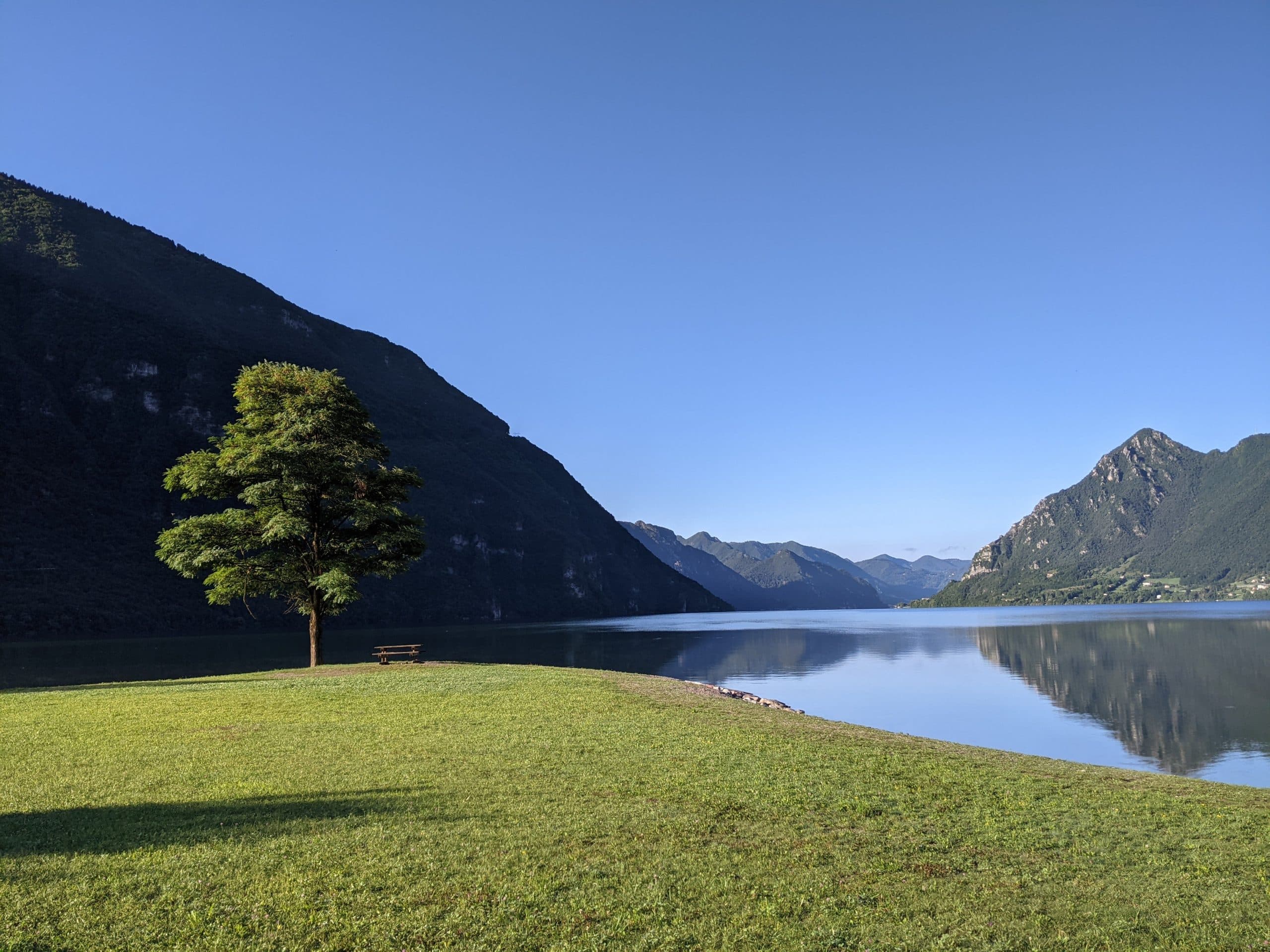 Blick vom Gleitschirm Landeplatz Richtung Süden am Idrosee. Baum und Parkbank