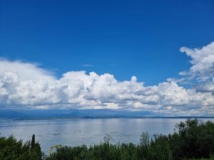 Wolken über Gardasee mit Gleitschirm