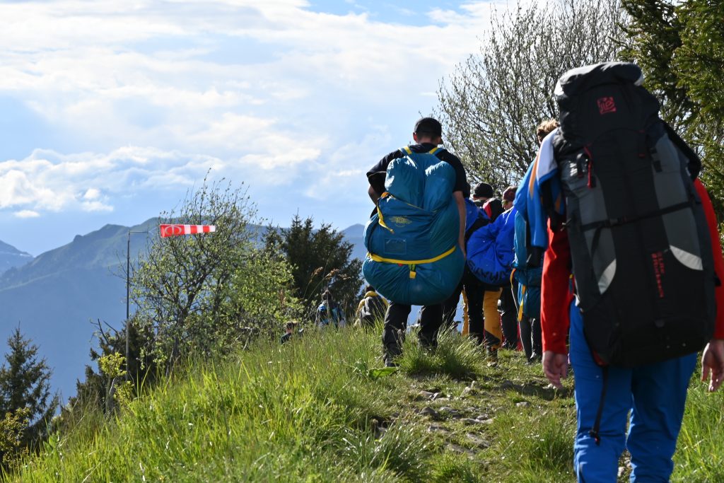 Gleitschirmflieger auf dem Weg zum Startplatz am Idrosee