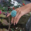 Mical met turquoise ring van kralen. De ring in de vorm van een bloem is elastisch en komt uit de Enjoy collectie van de Sieradenkoningin. De ring is verkrijgbaar voor € 5,-.