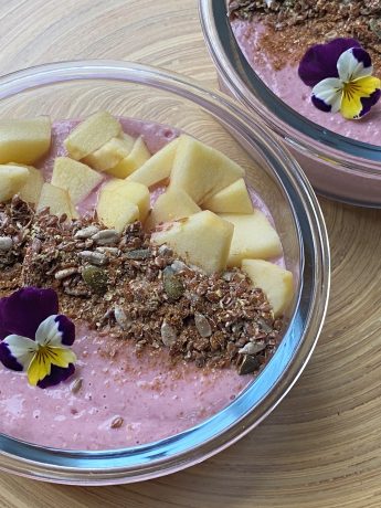 Smoothiebowl met frambozen, zadenmix en appel