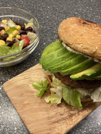 Broodje beyond burger met zwarte bonensalade