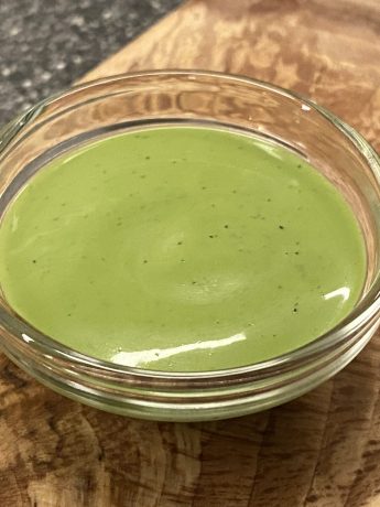 Een schaaltje met groene munt chutney