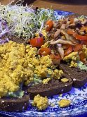 Boterhammen met scrambled tofu en rauwkost