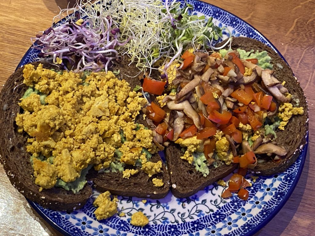 Boterhammen met scrambled tofu