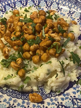 Stamppot pastinaak met geroosterde peulvruchten