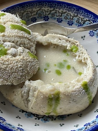 Geroosterde knoflooksoep in een uitgehold broodje