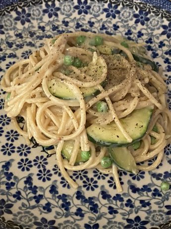 Romige pasta met doperwten en courgette